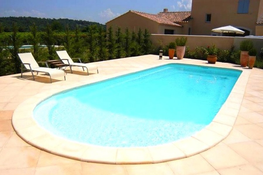 Nettoyer l’eau de votre piscine : on vous parle des équipements nécessaires